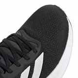 Championes Adidas Response Runner 2 color negro con las tres tiras características de la marca en los laterales de color blanco, suela blanca y capellada de malla transpirable.
