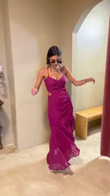 Vestido midi color uva con escote corazón, tirantes finos y aberturas laterales en la cintura. Presenta un diseño con frunces frontales y una falda con tajo lateral.