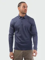 Remera polo de manga larga Boss en color azul marino, confeccionada en algodón interlock. Presenta cierre frontal de dos botones, cuello camisero clásico y sutil logotipo bordado en el pecho.