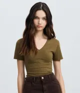 Blusa regular color verde militar, confeccionada en algodón con elastano, con escote en V y mangas cortas.