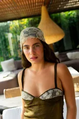 Vestido largo de diseño sofisticado con top tipo corset con detalles bordados y falda fluida con paneles triangulares y volados en las costuras.