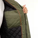 Parka color verde militar con capucha, cierre frontal con cremallera y botones a presión. Cuenta con bolsillos laterales con cierre y bolsillos frontales tipo cargo con solapa.