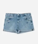 Short de jeans azul claro, estilo mom, tiro alto, con bajo doblado y recortes en los bolsillos.