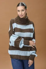 Sweater de punto grueso con cuello alto tipo polera, diseño a rayas horizontales en colores marrón y celeste, mangas largas amplias y calce relajado.