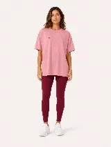 Remera oversize color tostado, con mangas cortas y cuello redondo. Presenta un gran estampado en la espalda con la inscripción "Morning Person Society" y un texto secundario en tipografía más pequeña.