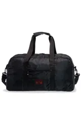Bolso de viaje negro plegable de poliéster, con asas de mano y correa ajustable para el hombro. Cuenta con un compartimento principal con cierre, un bolsillo frontal con cierre y un parche decorativo.