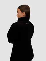 Campera acolchada de manga larga con diseño tipo quilt, cuello alto y cierre frontal de cremallera. Cuenta con bolsillos laterales y detalles distintivos de la marca.