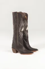 Botas texanas de cuero color marrón con bordados blancos en forma de estrellas y rayos.