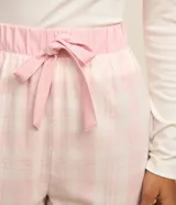 Pantalón de pijama largo de franela a cuadros rosas y blancos, con cintura elastizada y lazo de ajuste.