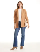 Blazer de crepe Dictionary, con cuello solapa, abertura frontal y mangas tres cuartos con detalle fruncido. Cuenta con bolsillos delanteros y forro interno.