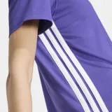 Remera deportiva Adidas de manga corta color violeta, con cuello redondo, tecnología Climacool y el logo de la marca en el pecho. Cuenta con detalles de tres rayas blancas en los laterales.