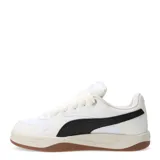 Championes urbanos Puma modelo Park Luna, de diseño retro con base blanca, detalles en negro y suela de goma color caramelo. Presentan cordones anchos y logo de la marca en la lengüeta.