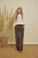 Buzo de punto color negro con cuello redondo, mangas largas y detalle de mandala tejido en color crema en el frente.