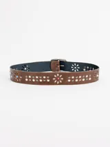 Cinto de cuero color chocolate con flores caladas que incluyen apliques turquesas en el centro, tachas metálicas en plata vieja y níquel, y hebilla cuadrada.