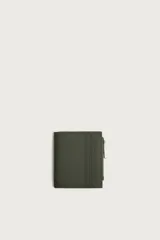 Cartera monedero de acabado engomado en color verde militar, con compartimento principal para billetes, ranuras exteriores para tarjetas y monedero lateral con cierre de cremallera.