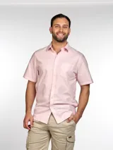 Camisa rosa claro de corte clásico con mangas cortas, cuello abotonado y bolsillo en el pecho.