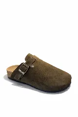 Sueco de gamuza color verde oliva, con suela de corcho y hebilla metálica ajustable.