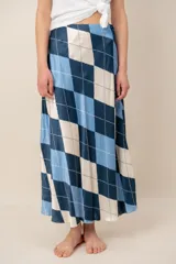 Pollera midi con estampado tipo argyle en tonos azul, celeste y blanco, de corte evasé y caída fluida.