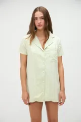 Vestido camisero de algodón con diseño a rayas verticales en tono amarillo claro, cuello solapa y cierre frontal de botones.