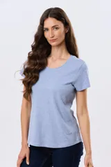 Remera básica de algodón color negro, con cuello redondo y mangas cortas de corte clásico.