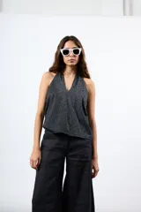 Top de lycra estampado de corte al cuello y ajuste elástico.