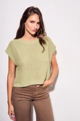 Chaleco sin mangas de tejido de punto color rosado pálido, con textura calada y acabado lurex, corte al cuerpo y cuello redondo.