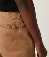 Bermuda de sarga color verde militar, corte recto, con bolsillos laterales y traseros. Marca Blue Steel.