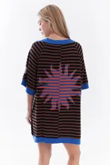 Vestido corto de tejido de punto con diseño de rayas horizontales en tonos rojo y rosado, con detalles en color marrón en el cuello, puños y ruedo. Presenta un ajuste relajado, mangas cortas y detalle de bordado frontal.