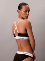 Corpiño de algodón y modal con copas moldeadas ligeramente forradas, sin aros. Presenta cuello en V, tirantes ajustables con logo de la marca y banda elástica inferior con el nombre de la marca estampado.