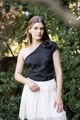 Pollera mini blanca con diseño bordado de flores y detalles de encaje.