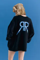 Buzo oversize de cuello redondo, confeccionado en frisa esmerilada con textura suave. Presenta hombros caídos y estampa serigráfica en la espalda con el logo de la marca en diseño de cebra azul.