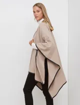 Ruana de tejido suave color azul oscuro, con vivos de ecocuero negro en los bordes.