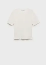 Jersey de punto fino color blanco, con cuello redondo y manga corta. Presenta un diseño recto y ajuste estándar.
