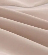 Campera negra de poliéster con cuello mediano, cierre por cremallera, manga larga con ajustes y bolsillos. Cuenta con tecnología repelente al agua.