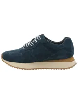 Championes casuales de gamuza color azul navy, con plataforma de goma con suela dentada y entresuela de crepé natural. Presentan cordones bicolores y detalles de pespuntes en los laterales.