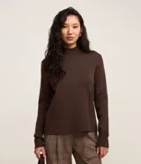 Blusa básica de punto marrón con cuello alto y mangas largas, confeccionada en mezcla de viscosa y poliamida.