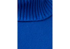 Jersey de punto azul con cuello vuelto y manga larga, de corte recto y diseño liso.