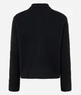 Campera de punto con textura, corte recto y cuello clásico. Presenta cierre frontal con botones y dos bolsillos aplicados con solapa en el pecho.