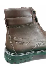Botas de cuero marrón para hombre, con cordones, suela dentada y detalles de costuras visibles.
