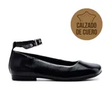 Zapato casual de cuero negro con pulsera al tobillo y taco bajo.