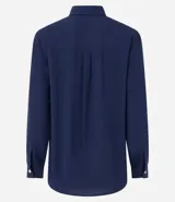 Camisa de manga larga color verde lima, con cuello camisero y botonadura frontal. Presenta un dobladillo trasero más largo que el delantero.