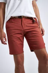 Bermuda tipo chino de gabardina, con cierre de cremallera y botón, bolsillos laterales y traseros, y pasacintos.