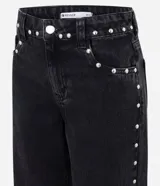 Pantalón wide leg de denim negro con acabado desgastado, tiro medio y aplicación de tachas metálicas a lo largo de los laterales.