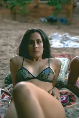 Bralette de tul bordado con flores azules y verdes, con breteles verdes y bajo busto azul noche.