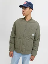 Campera acolchada tipo liner color verde oliva, con cuello estilo baseball, cierre frontal con botones a presión, bolsillos laterales y bolsillo en el pecho con etiqueta de marca.