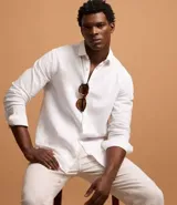 Camisa de manga larga Marfinno, confeccionada en una mezcla de lino y algodón. Presenta cuello camisero clásico, cierre frontal con botones y puños abotonados.