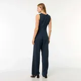 Mono largo azul con corte a la cintura y top con efecto cruzado y abertura en el abdomen.