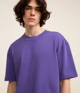 Remera de corte relaxed y mangas cortas, confeccionada en algodón de efecto pesado, con cuello redondo y diseño liso en color gris.