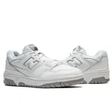Championes urbanos New Balance modelo 550, color blanco con detalles en gris claro. Presentan un diseño de silueta baja inspirado en el básquet de los años 80, con empeine de cuero sintético y suela de caucho.