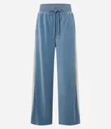 Pantalón wide leg de textura afelpada en color marrón, con cintura elástica ajustable mediante lazo y raya lateral en contraste.
